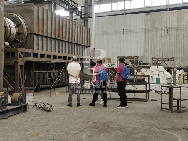 客戶參觀新型連續式稻殼炭化機制造現場