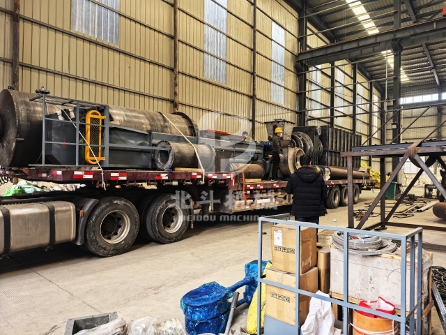 新型連續(xù)炭化機(jī)發(fā)貨：3輛大貨車(chē)滿(mǎn)載啟航