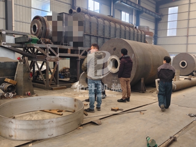 深化交流謀發(fā)展,客戶來訪考察炭化機(jī)